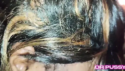 Zenci, sürpriz bir hediye karşılığında paskalya gününde sevgilisiyle anal seks yapmayı ayarlıyor ve hatta amını s olmadan yalamasına izin veriyor