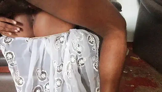 Stiefmutter hat einige bedürfnisse allein zu hause