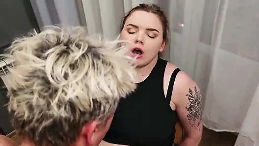 Ein Romantisches Ehepaar Kommt Aus Dem Theater Sich Gegenseitig Zu Genießen. Sie Küssen, Lecken Muschi Und Haben Sex.