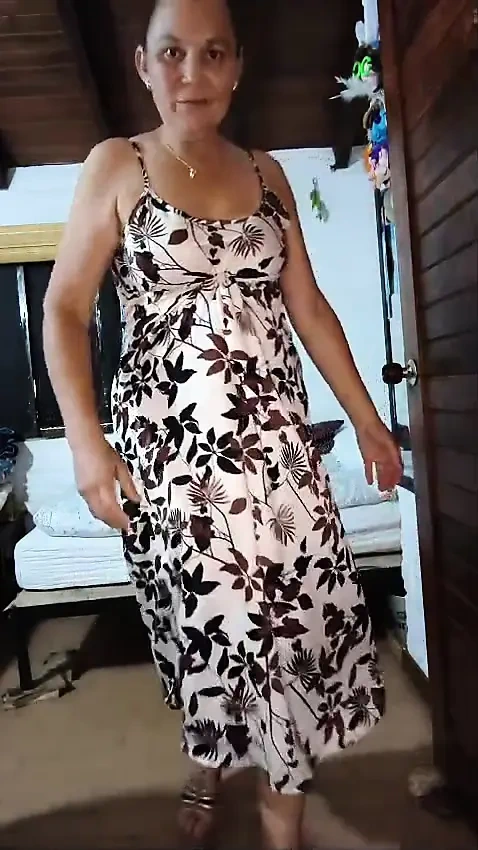 Máy bay bà già đĩ lớn cọ xát âm hộ của cô ấy với bạn trai Georgi