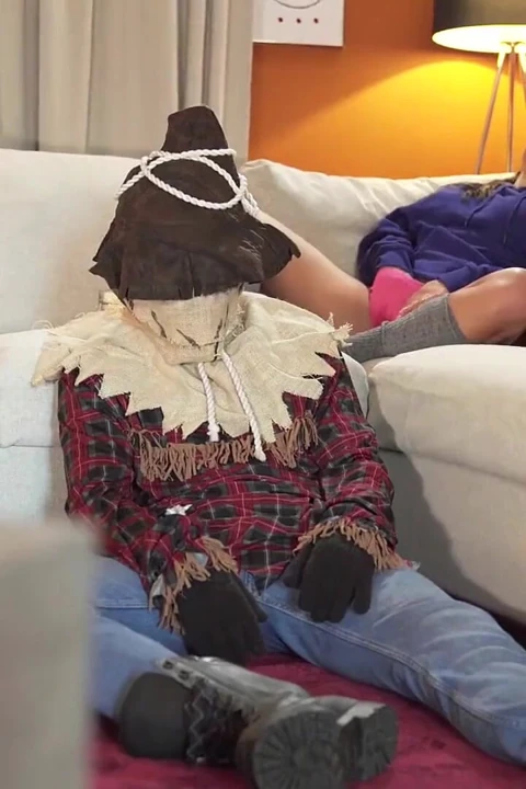 Fakehub Originals -Max Dior穿着令人毛骨悚然的服装来恶作剧他的室友, Megan Fiore