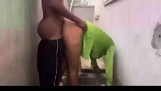 Afrikalı ev yapımı arka bahçede komşumla sert sikişiyor