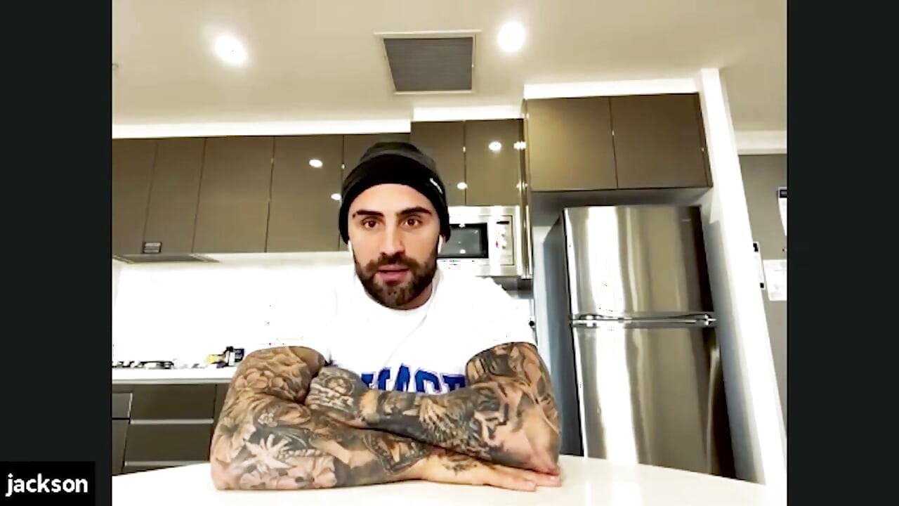 Jackson O'doherty rozbiera się nago i ujawnia sekrety sypialni