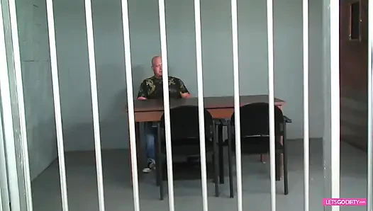 Адвокатница-брюнетка трахает своего клиента в тюрьме
