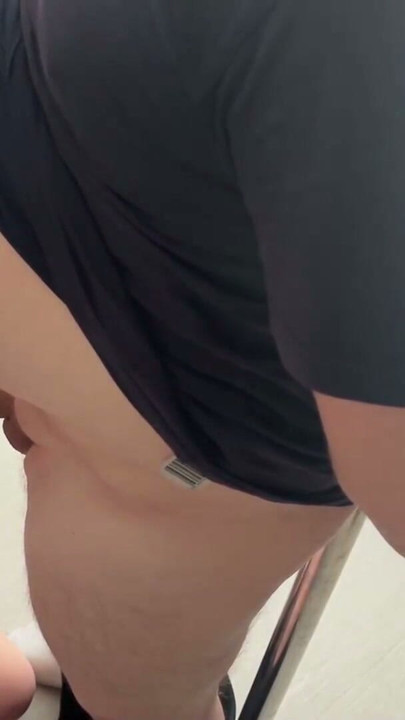 Amatör MILF erkeğini dans direğine kelepçeleyip sikini emiyor | Clip 1