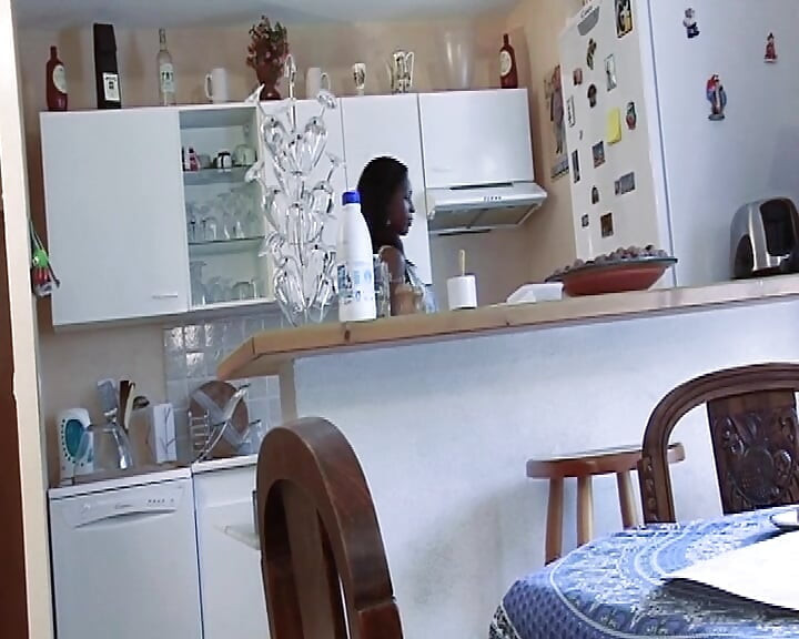 Une bombasse noire de France la regarde jouer avec sa chatte