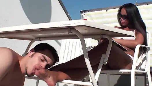 Güneşte ırklararası ayak ibadeti