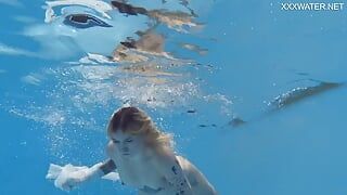 Mimi Cica la salope sexy nage à poil dans la piscine