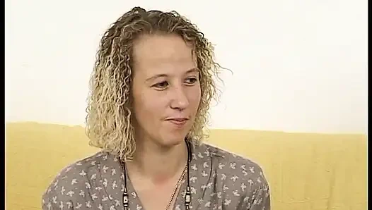 Spex pirang dengan payudara kecil merayu memek dengan dildo