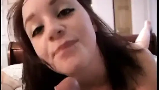 Kameramen merekam pelacur brunette imut dengan tato mengisap kontol kerasnya