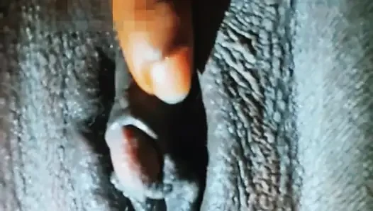SweetAngles. Orta yaşlı seksi kadın ıslak amını parmaklıyor