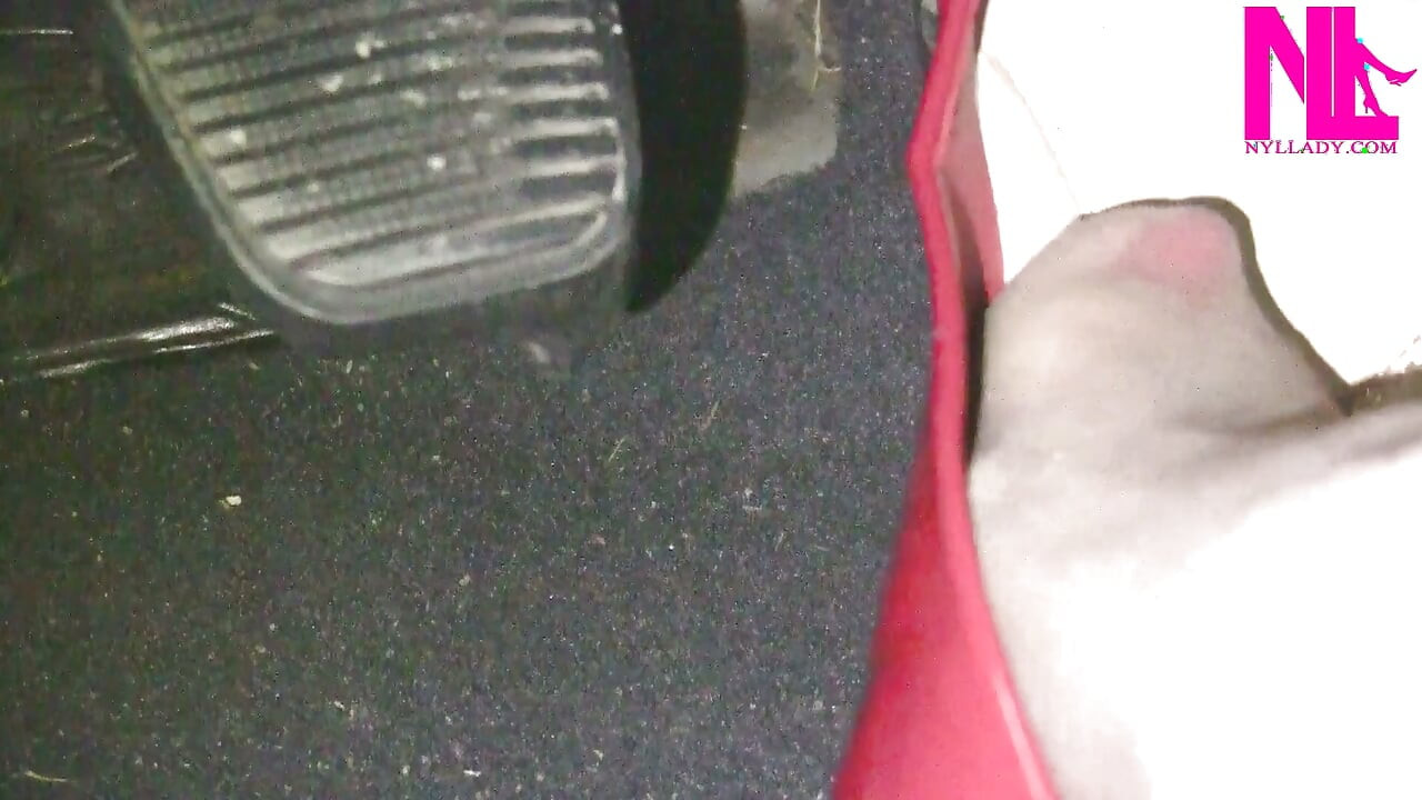 Bombeo de luces y pedal lento en pisos y pantalones rojos