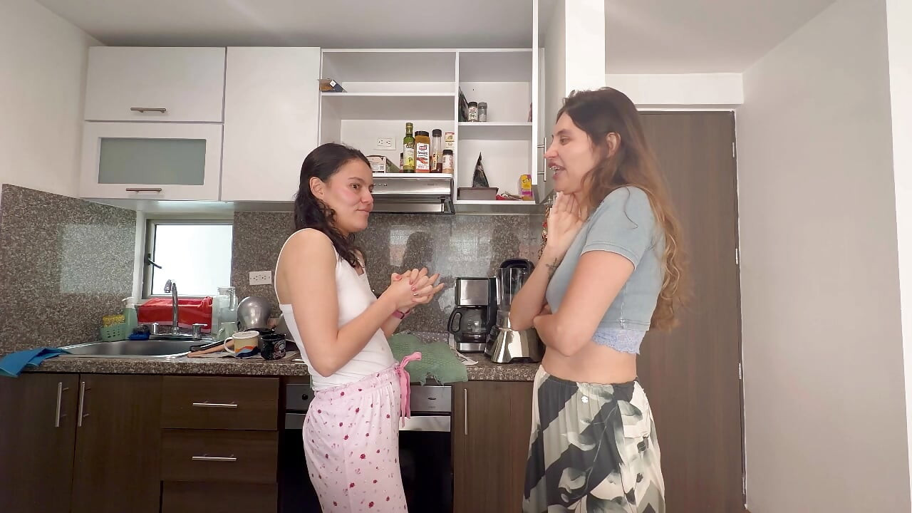 Lesbiyan masti kar rahi hain aur hardkor seks kar rahi hain