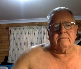 Nonno sborra in webcam