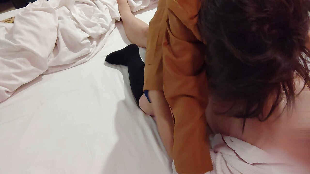 高中女孩角色扮演阴户中的精液太多, 从阴户滴落的精液业余个人拍摄中出女孩