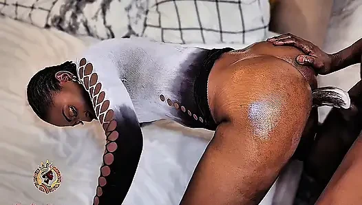 Güzel Chun Bee kıvrımlı bir yarağın tadını çıkarıyor