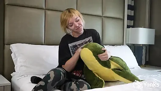 Alexa Crush, Pakar Ngentot Bantal