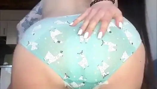 Aliran urin yang kuat di kaki - rambut panjang di genangan air kencing yang besar