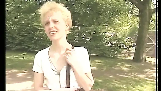 Sarışın genç kız yarak emmek ve amını yalatmak için aldı