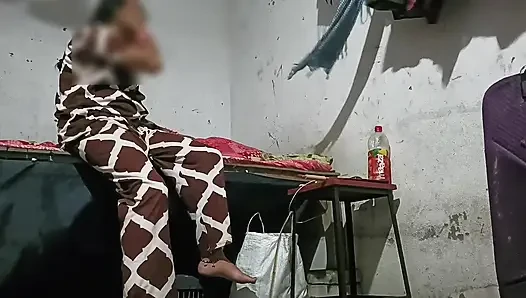 Kocasının odada olmasına rağmen, sonunda kayınbiraderi her ikisine de odada gösterilecektir.