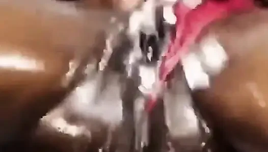 Sexyrita banyo yapan yaraklı orta yaşlı seksi kadın büyük zenci yarağı domaltarak mastürbasyon yapıyor