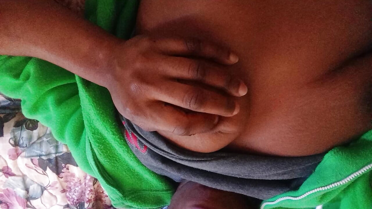 Chcę ssie pierś mojej pokojówki