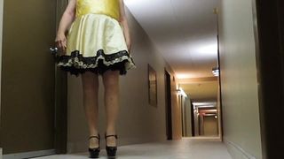 Sissy Ray nel corridoio dell&#39;hotel in abito da femminuccia e tacchi sexy