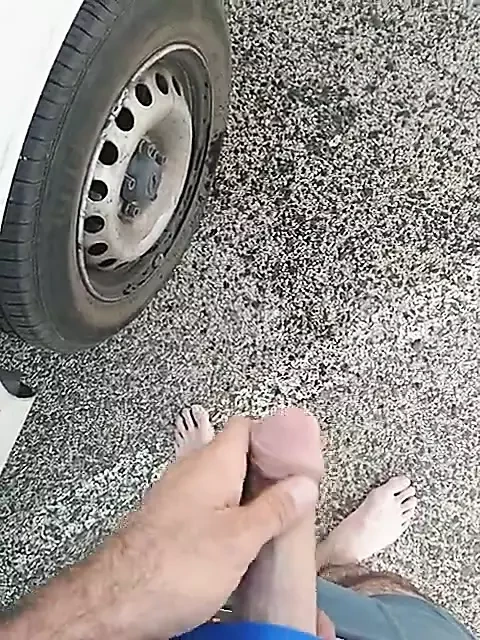 Stala sam da piškim i skinem se.