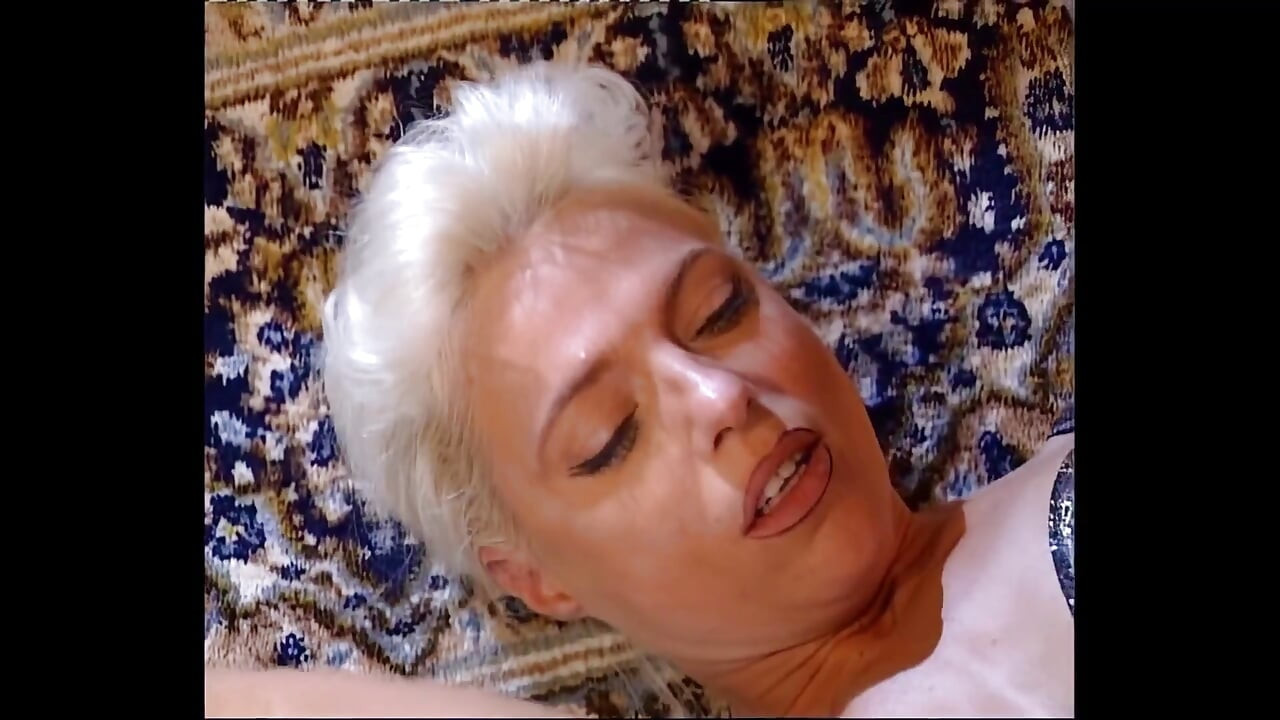 Seksi ve ateşli sarışın sürtük gibi sikiliyor