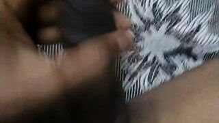 Bite de mustubation d'un garçon indien