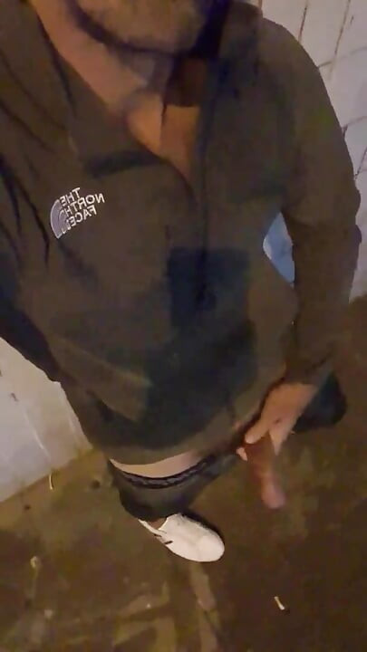 Slutboyben Cam4 порнокуен Benjamin Xposeing на ночной публике