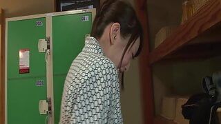 Schüchternes japanisches Teenie zieht sich in der Umkleidekabine aus