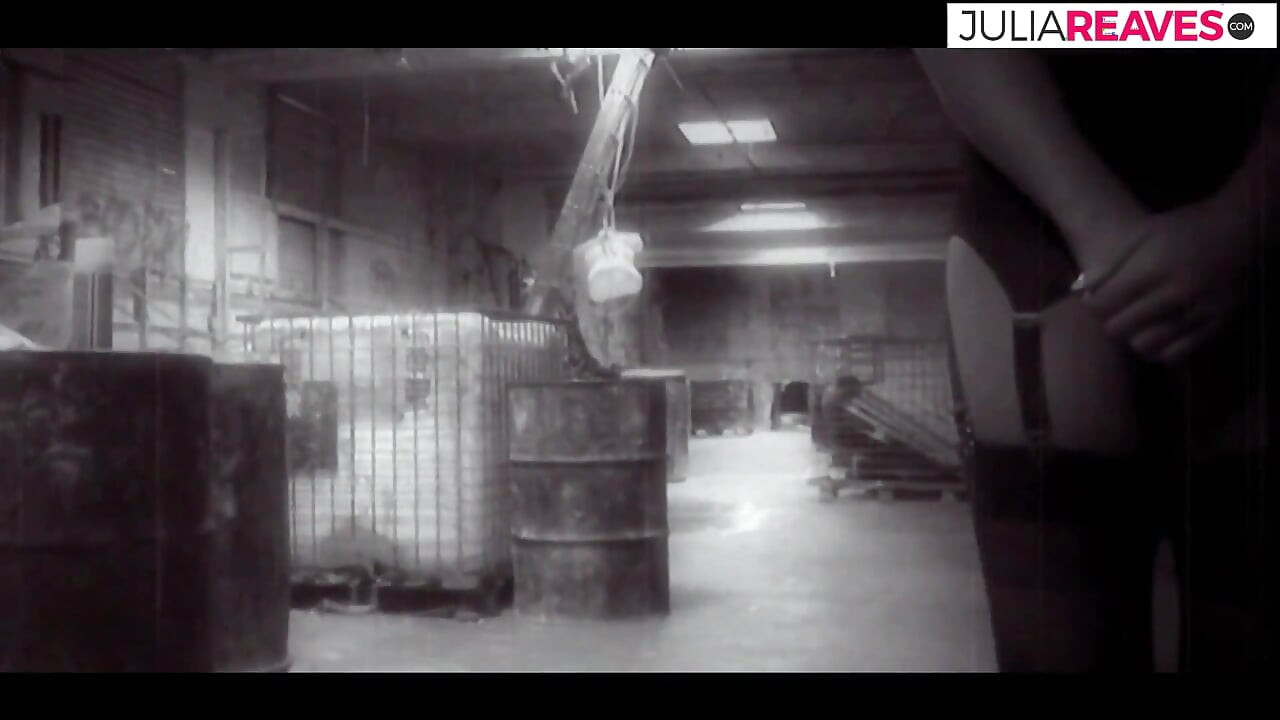 مثليات ساخنات يلعقن كساس بعضهن البعض ثم يمارسن الجنس بقضيب صناعي طويل