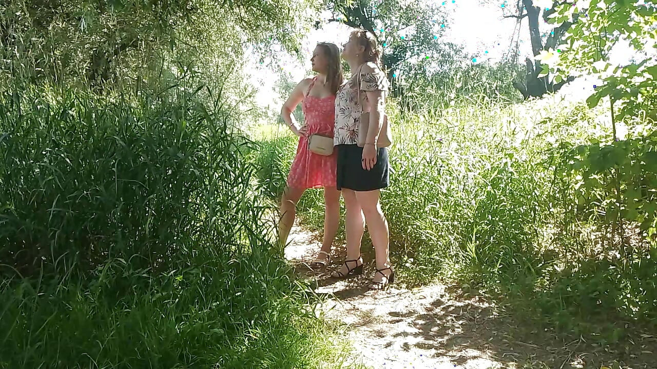 Duas mulheres e milf madura tiraram a calcinha vermelha fazendo xixi no acostamento da estrada em público Pee Outdoor Outside Lesbians kiss