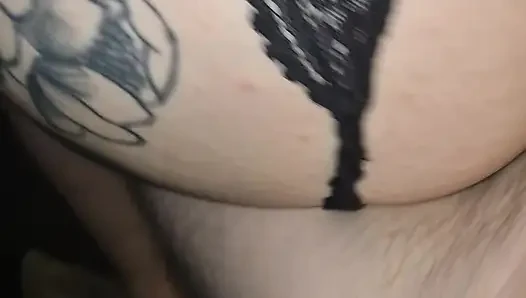 Seksi sürtük pompalanmayı ve genişletilmeyi seviyor