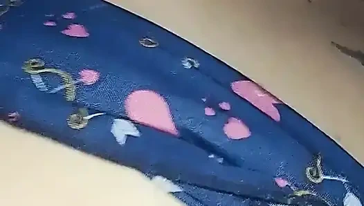 Dia masuk ke mulut pirang berdada itu.