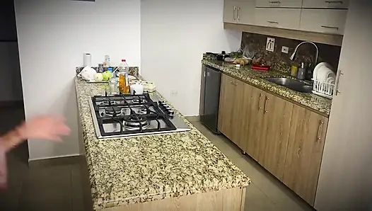 Latina terangsang mendorong jari-jarinya yang ramping ke dalam vaginanya yang ketat di Jacuzzy