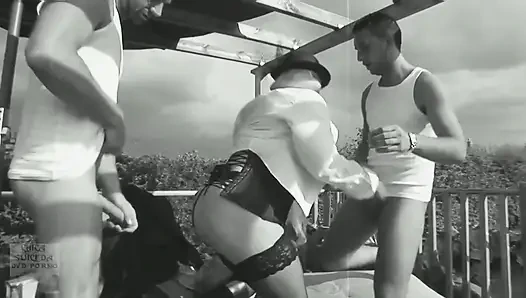 Klassische vollbusige bBW kris von 2 hengsten gefickt