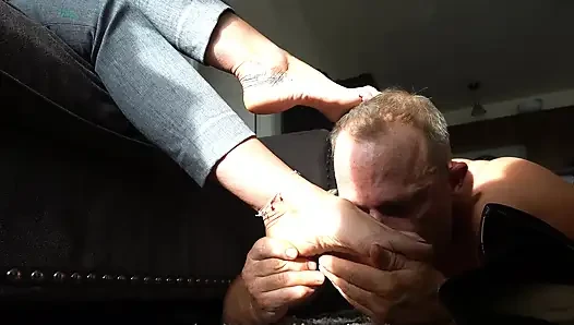 Kadın patronunun ayakkabılarını ve ayaklarını yalıyor (erkekler köledir)!!