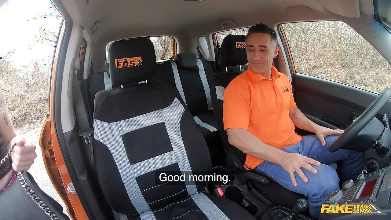 Fake driving college - getatoeëerde blondine berijdt graag shotgun en thicc pik