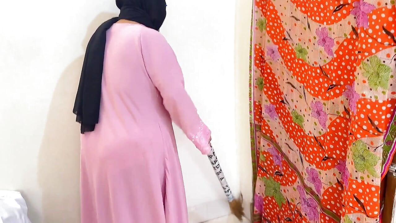 Frumoasă servitoare egipteană futută de proprietar când făcea curățenie în cameră