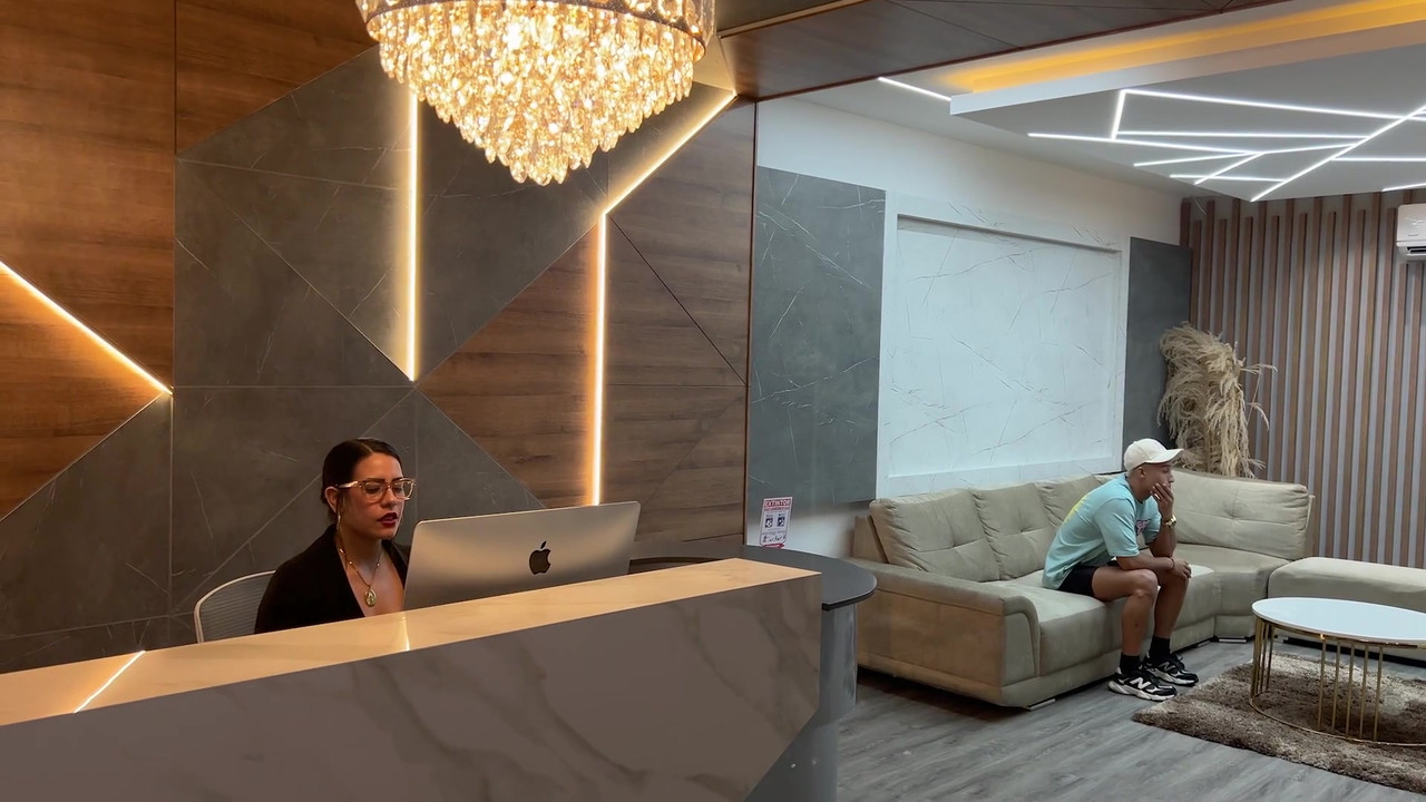 拉丁熟女秘书在办公室里操她老板的年轻客户，直到他们射在她脸上！Kylei Ellish