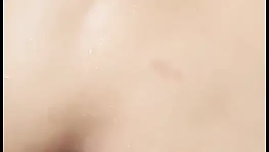 Aku mengikuti Babe ke cr saat dia mandi dan aku menjilat pantatnya yang besar dan lembut dan dia