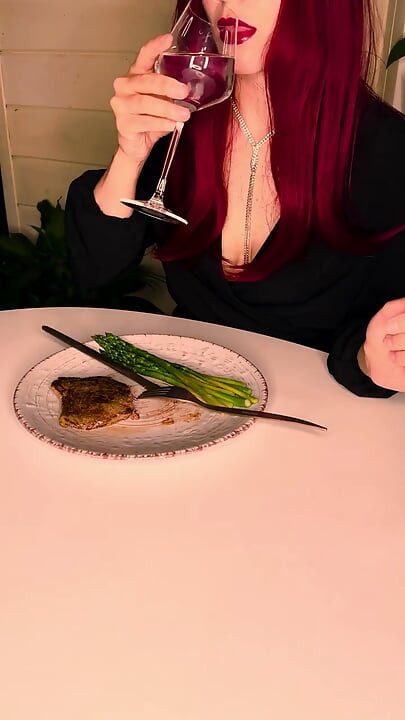 Dîner avec vous. Steak avec des asperges