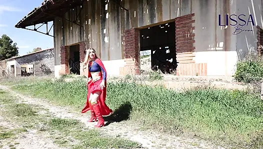 Süper kız kötü adamın inine kandırılıyor, şimdi kaçmalı