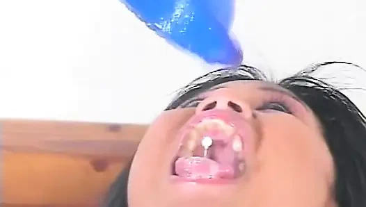 Asiatische schlampe mit gepiercter klitoris nimmt schwänze in alle ihre löcher