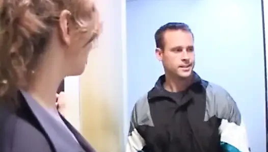 Rebecca Bardoux oturma odasında büyük göğüsleriyle sikişiyor