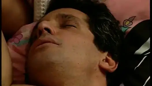 Azgın amca genç yeğenini hopta amını okşuyor