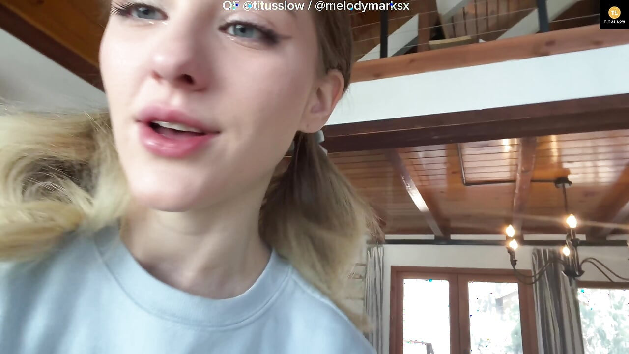Entré Mientras Melody Marks Se Tocaba En El Sofá De La Cabina