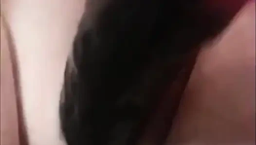 Masturbuje her dildo